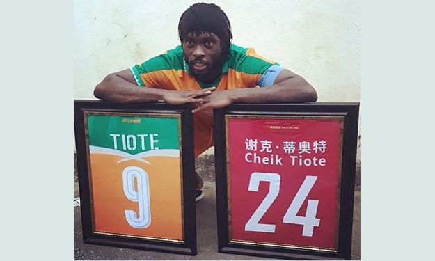 Hommage à Tioté : Gervinho pose avec ses maillots Hommage à Tioté : Gervinho pose avec ses maillots