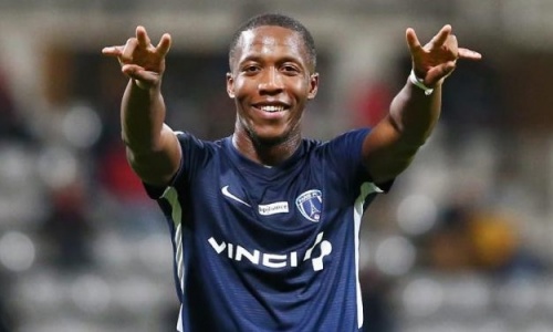 Il a entraîné Seko Fofana à 15 ans, il a été serveur, standardiste… mais n’a jamais lâché le foot ! Il se nomme Samuel Yohou