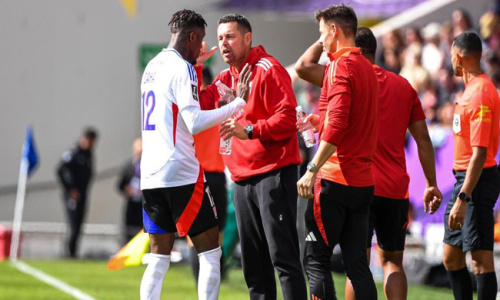 ‘‘Il faut qu’il prenne conscience de ce qu’on attend de lui’’ : le coach de Lyon se lâche sur Wilfried Zaha