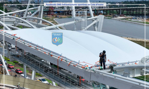 Infrastructures CAN 2023 : pose de la couverture de la charpente métallique et des sièges