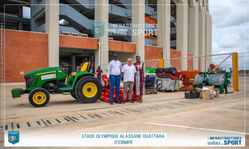 Infrastructures : La réhabilitation de la pelouse du stade d'Ébimpé est lancée avec la réception du matériel