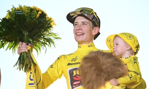 Jonas Vingegaard remporte le Tour de France et reçoit les félicitations du Président Macron