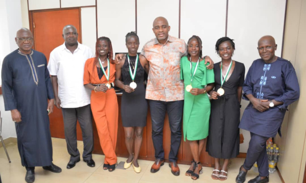 Kalou Bonaventure félicite le quatuor arbitral Féminin de la Supercoupe Félix Houphouët-Boigny