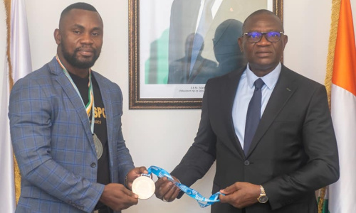 Kickboxing : Médaillé de Bronze au Championnat du monde, Yedoh Mélèdje reçu en audience par le Ministre Silas Metch
