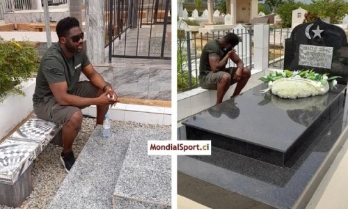 Kolo Touré se recueille sur les tombes de Sidy Diallo et Cheick Tioté