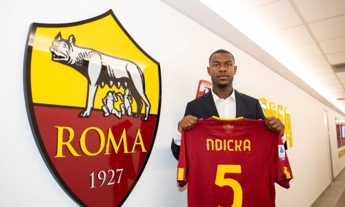 L’AS Roma d’Evan Ndicka change d’équipementier
