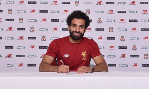 l’Égyptien Mohamed Salah débarque à Liverpool pour un transfert record