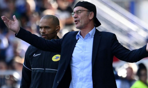 L’entraineur de l’AJ Auxerre demis de ses fonctions après un doigt d’honneur