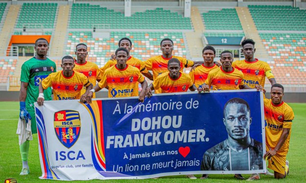 L’hommage des joueurs d’ISCA à Dohou Franck Omer