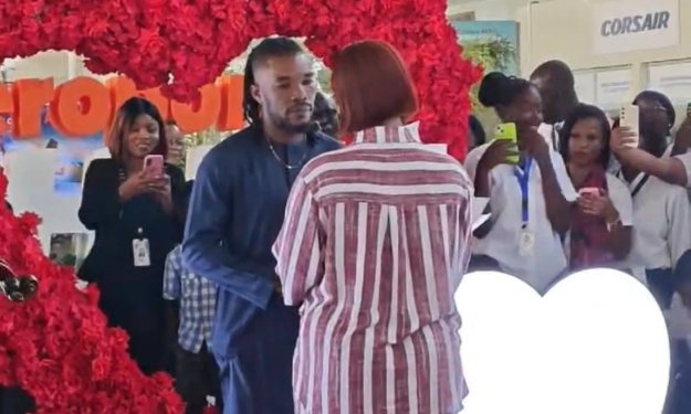 La demande en mariage spectaculaire de Serey Dié à Josey