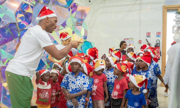 La Fondation Didier Drogba offre un arbre de Noël aux enfants d’un orphelinat