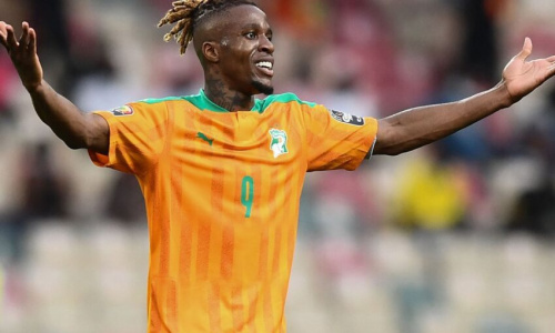 La non sélection de son frère, la relation avec les coéquipiers de la sélection, … le grand déballage de Carin Zaha