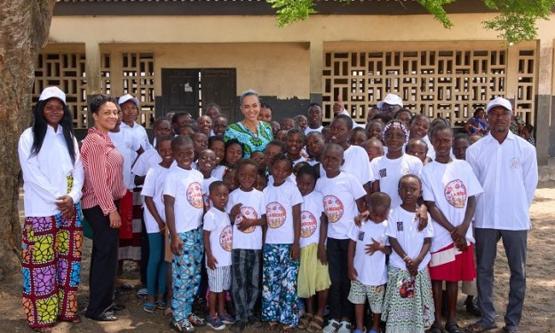 La Vice-Présidente de la Fondation Didier Drogba offre des kits scolaires aux enfants vulnérables