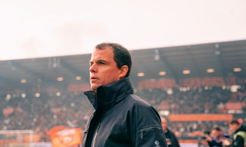 Le FC Lorient de Mohamed Bamba annonce le départ de son coach