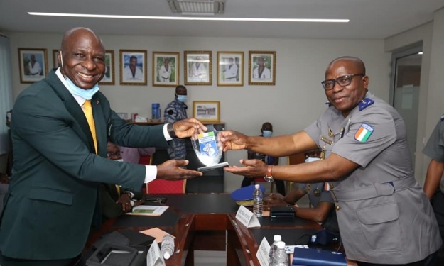 Le général de corps d’armée Alexandre Apalo Touré visite la Fédération Ivoirienne de Taekwondo