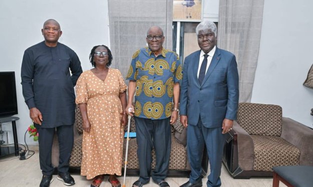 Le légendaire Yéo Martial a reçu la visite surprise du Premier Ministre Beugré Mambé