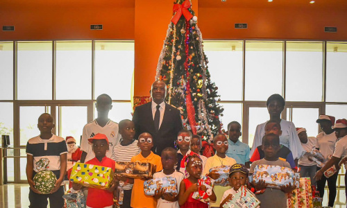 Le Ministre Adje Silas Metch gâte les enfants pour la fête de Noël