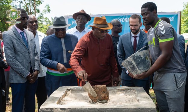 Le Ministre Adjé Silas Metch a procédé à la pose de la première pierre des travaux de rénovation du Complexe Sportif de Dabou