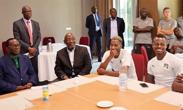 Le Ministre des Sports, M. Paulin Claude Danho chez les Eléphants Le Ministre des Sports, M. Paulin Claude Danho chez les Eléphants