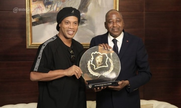 Le présent du Premier Ministre ivoirien Amadou Gon Coulibaly à Ronaldinho Le présent du Premier Ministre ivoirien Amadou Gon Coulibaly à Ronaldinho