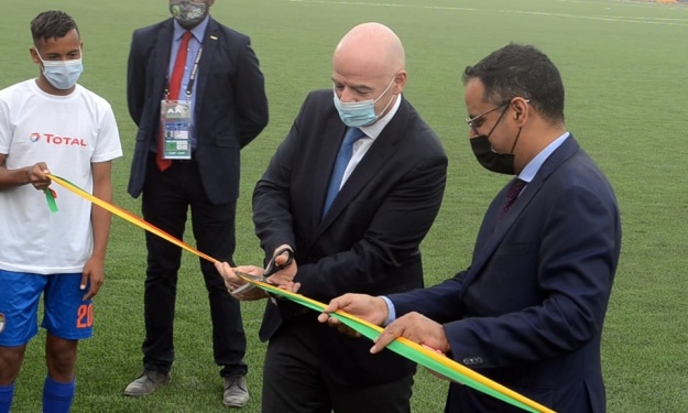 Le Président de la FIFA inaugure un stade en Mauritanie