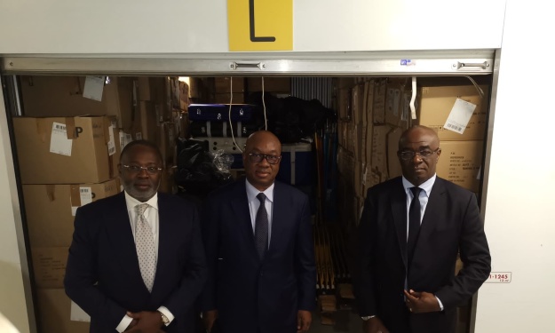Le Président Idriss Diallo visite le magasin de stockage de la FIF à Paris