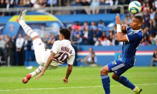 Le retourné renversant de Neymar pour son retour au Parc