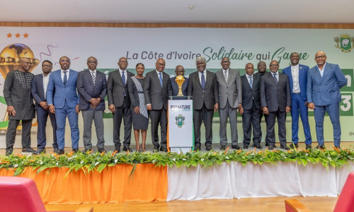 Le trophée de la CAN a fait escale à la primature