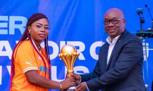 Le trophée de la CAN présenté à un des nombreux partenaires de la FIF