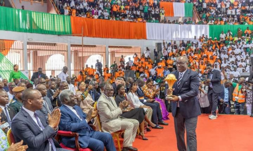 Le trophée de la CAN présenté aux bénévoles et volontaires