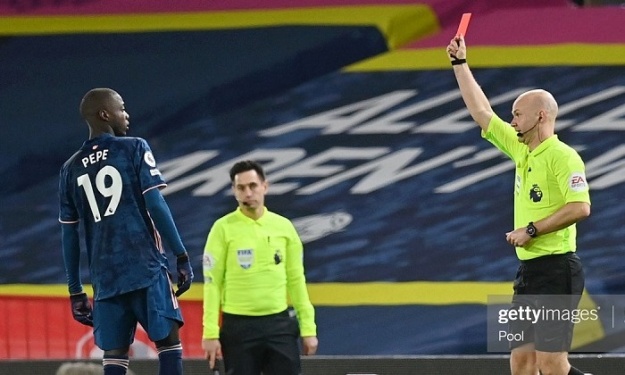 Leeds/Arsenal : Nicolas Pépé perd ses nerfs, l’arbitre sort le carton rouge