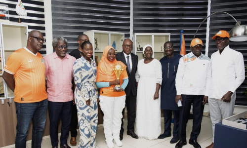 Les agents de PETROCI heureux d'accueillir le trophée de la CAN