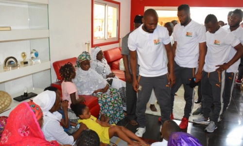 Les Éléphants au domicile familial de leur regretté frère Cheick Tioté