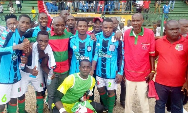 Les joueurs de l'Africa Sports pose avec leur Président Antoine BAHI