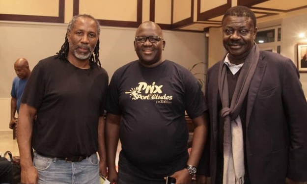 LMS - 1ère édition du Prix ‘‘Sport & Études’’ : Abdoulaye Diabaté avec Adjovi Boco Directeur général de Diambars et conseiller Président Emmanuel Macron (à gauche) et Pape Diouf agent de joueurs, et président de l'Olympique de Marseille de 2005 à 2009 (à droite) LMS - 1ère édition du Prix ‘‘Sport & Études’’ : Abdoulaye Diabaté avec Adjovi Boco Directeur général de Diambars et conseiller Président Emmanuel Macron (à gauche) et Pape Diouf agent de joueurs, et président de l'Olympique de Marseille de 2005 à 2009 (à droite)