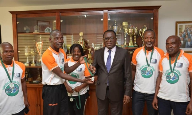 Ludo : L’équipe nationale de Côte d’Ivoire présente à Danho Paulin sa médaille décrochée au Mondial