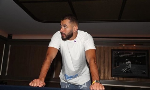 Lutte contre le COVID-19 : Benzema lance une vente aux enchères