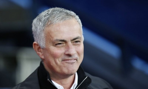 Lutte contre le COVID-19 : Mourinho livre des produits alimentaires (images)