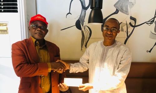 LYS Sassandra reçoit un chèque de 500 000 FCFA de la part d’un fondateur d’établissements scolaires