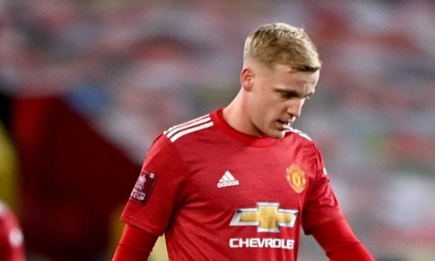 Manchester United annonce le départ de van de Beek en Espagne