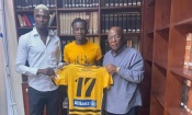 Mercato : Accompagné par Bancé, un milieu de terrain Burkinabé pose ses valises à l'ASEC