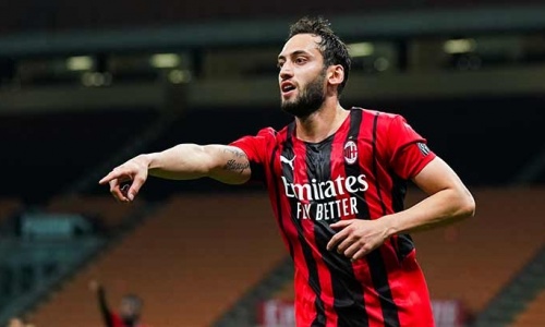 Mercato : Hakan Çalhanoglu débarque chez le rival Milanais