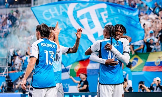 MLS : Wilfried Zaha marque et voit rouge