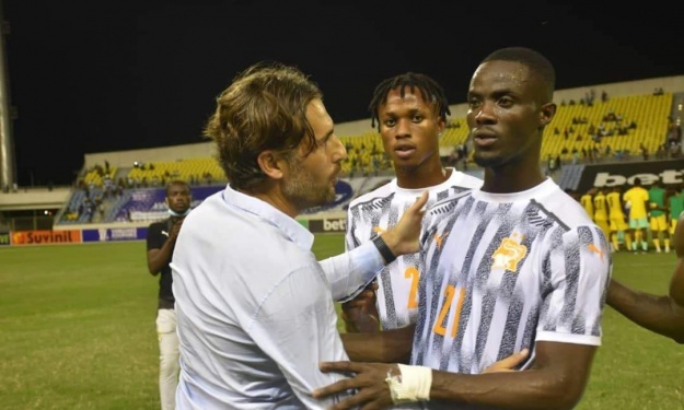 Moment d'échanges et de communion entre Beaumelle et les Éléphants après le match au Ghana