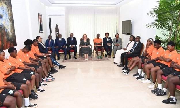 Mondial Féminin U17 : les Eléphanteaux reçoivent les bénédictions de la Première Dame avant leur départ pour le Maroc