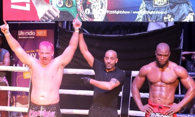 Mondial WBC Muaythaï : Lyndon Knowles conserve sa ceinture sur les terres d'Oly La Machine