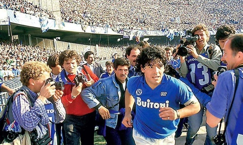 Naples va rebaptiser le stade San Paolo au nom de Diego Maradona