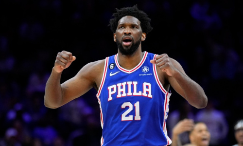 NBA : Joël Embiid devient le second joueur Africain de l’histoire a décroché le trophée de MVP