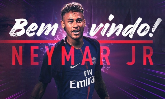 Neymar signe à Paris et devient "de loin" le joueur le plus cher de l'histoire