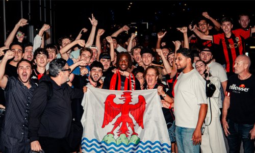 Nice : Elye Wahi reçoit un accueil chaleureux des fans